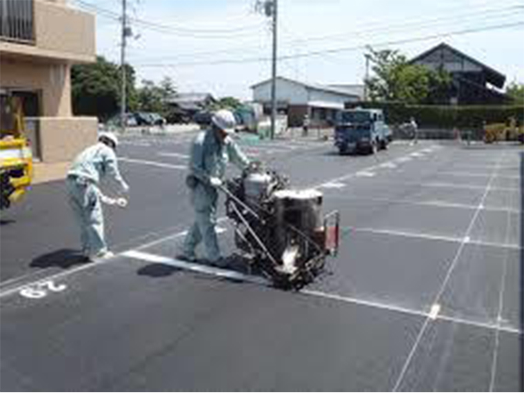 駐車場の白線(ライン引き)　ライン施工中