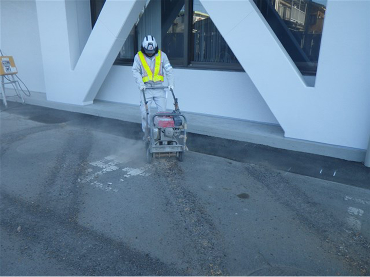 駐車場の白線・マークの消去