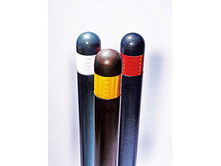 車止め(ポールなど)　黒のポール　反射シート色違い3本