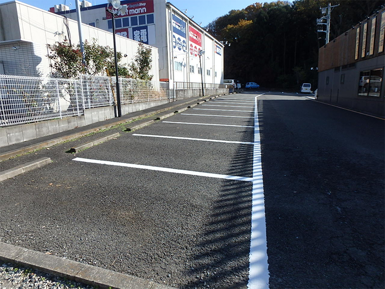 駐車場の白線引き直し　駐車場横からのアップ