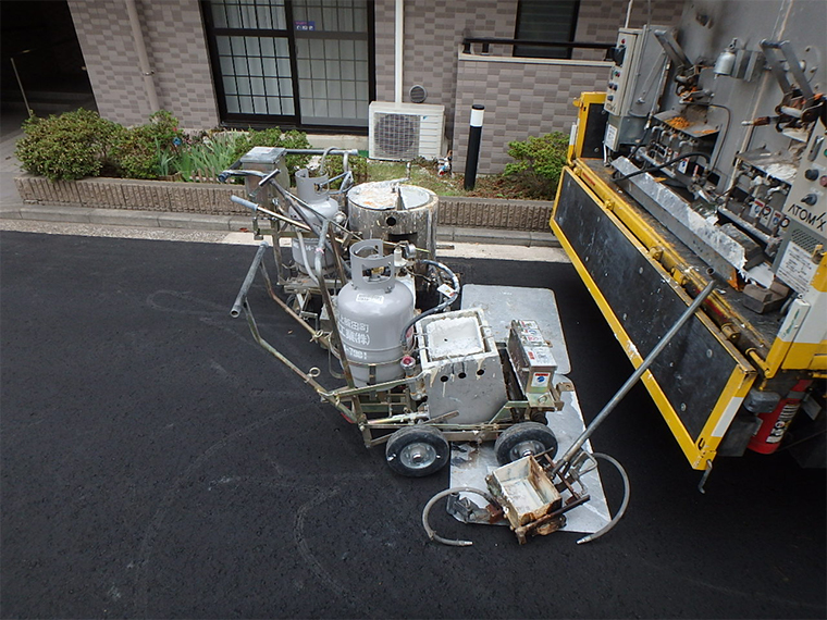 駐車場の白線引き直し　施工中