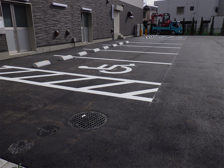白線ライン施工+マーク、文字施工+パーキングブロック設置 東京都1